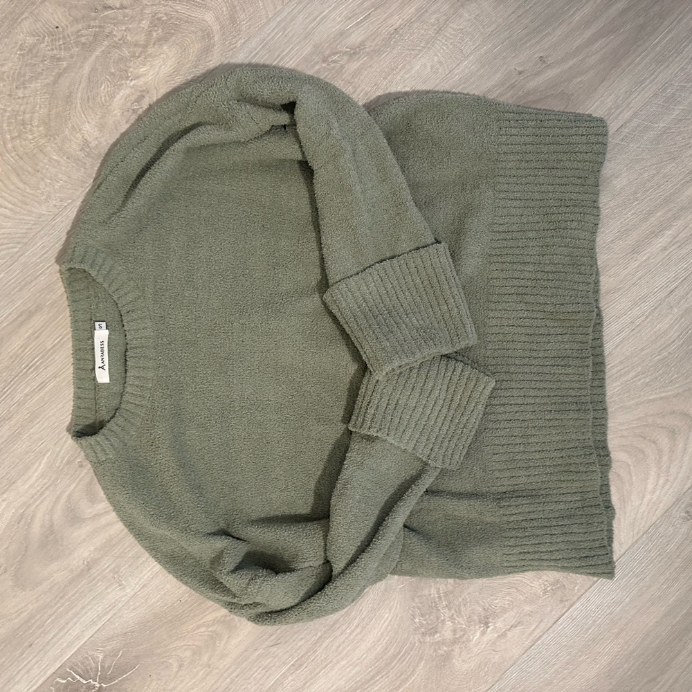 Classic Green Crew Neck Sweater with Ribbed Accents